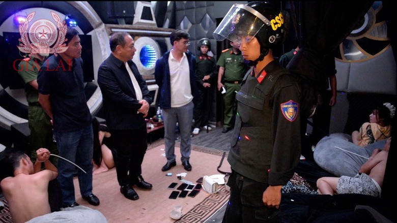 Gi&aacute;m đốc C&ocirc;ng an Gia Lai trực tiếp chỉ đạo đột k&iacute;ch nhiều tụ điểm &ldquo;bay lắc&rdquo;- Ảnh 1.