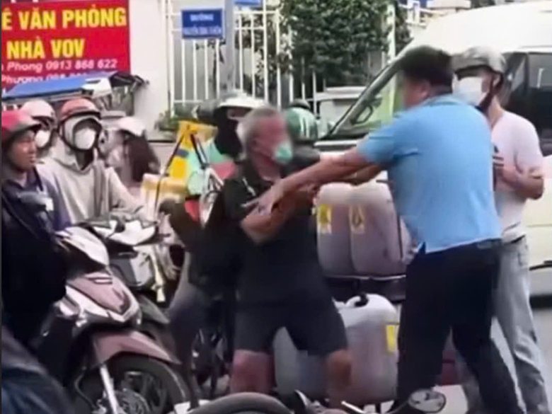 L&agrave;m r&otilde; vụ t&agrave;i xế xe m&aacute;y v&agrave; &ocirc; t&ocirc; x&ocirc; x&aacute;t giữa đường ở TP.HCM- Ảnh 1.