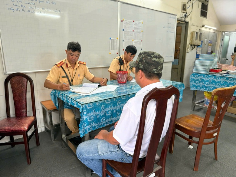 Phạt t&agrave;i xế xe kh&aacute;ch chạy ẩu ở trung t&acirc;m TP.HCM- Ảnh 1.