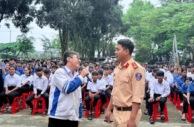 CSGT Quảng Ng&atilde;i hướng dẫn hơn 2.300 học sinh l&aacute;i xe an to&agrave;n- Ảnh 1.