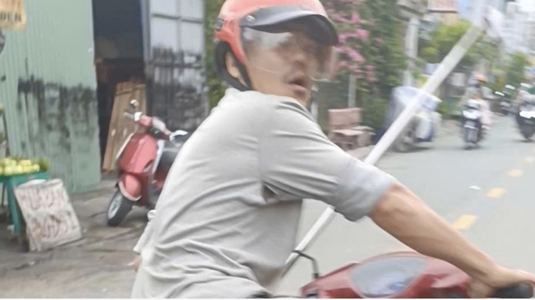 Triệu tập người đ&agrave;n &ocirc;ng tấn c&ocirc;ng người đi đường bằng thanh sắt tại TP.HCM- Ảnh 1.