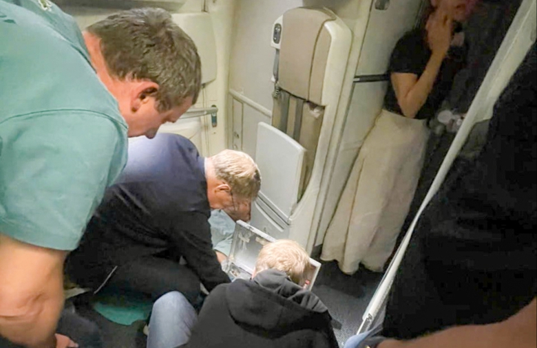 4 b&aacute;c sĩ cứu kịp thời một h&agrave;nh kh&aacute;ch gặp vấn đề sức khỏe tr&ecirc;n chuyến bay Vietnam Airlines- Ảnh 1.