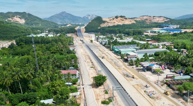 Quyết liệt nhiều biện pháp đưa cao tốc Quy Nhơn - Chí Thạnh về đích- Ảnh 3. Quyết liệt nhiều biện pháp đưa cao tốc Quy Nhơn - Chí Thạnh về đích- Ảnh 3.