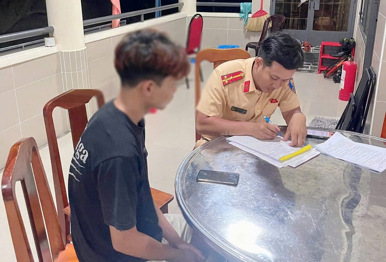 Xử l&yacute; thanh ni&ecirc;n bốc đầu xe m&aacute;y tr&ecirc;n phố rồi quay clip đăng l&ecirc;n mạng c&acirc;u view- Ảnh 1.