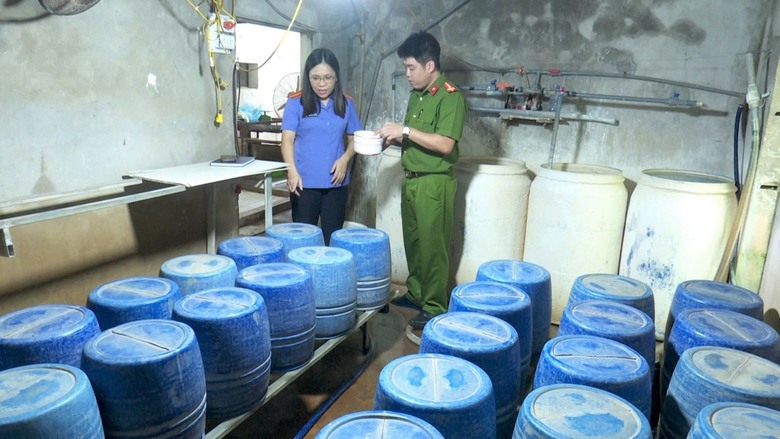 Ninh B&igrave;nh: Khởi tố chủ cơ sở d&ugrave;ng h&oacute;a chất sản xuất gần 1,4 tấn gi&aacute; đỗ- Ảnh 1.