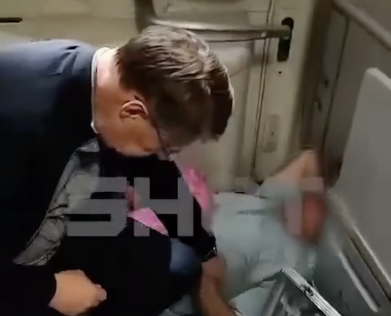 Bộ trưởng Bộ Y tế Nga cấp cứu một h&agrave;nh kh&aacute;ch tr&ecirc;n chuyến bay tới c&ocirc;ng t&aacute;c tại Việt Nam- Ảnh 1.