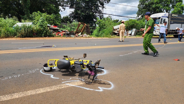 Đắk Lắk: Xe m&aacute;y t&ocirc;ng xe đạp điện khiến một học sinh mồ c&ocirc;i tử vong, hai người bị thương- Ảnh 1.