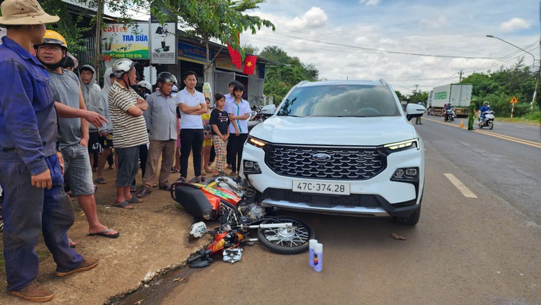 Đắk Lắk: Xe m&aacute;y t&ocirc;ng xe đạp điện khiến một học sinh mồ c&ocirc;i tử vong, hai người bị thương- Ảnh 2.