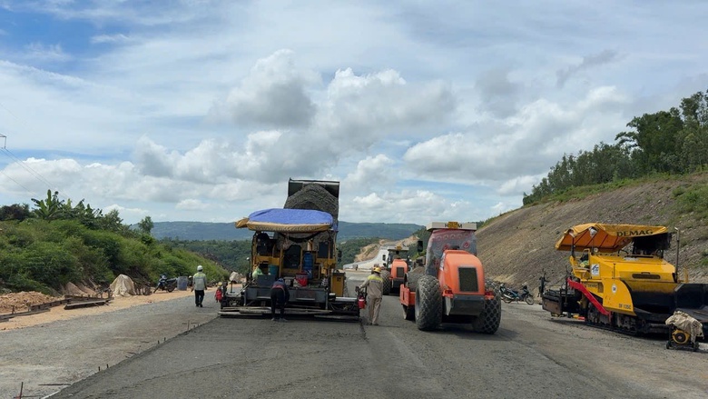 Quyết liệt nhiều biện pháp đưa cao tốc Quy Nhơn - Chí Thạnh về đích- Ảnh 1. Quyết liệt nhiều biện pháp đưa cao tốc Quy Nhơn - Chí Thạnh về đích- Ảnh 1.