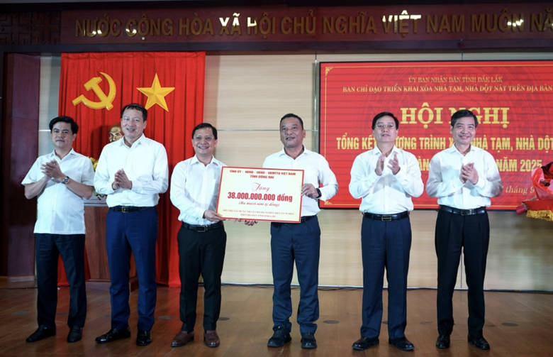 Đồng Nai trao 38 tỷ đồng giúp Đắk Lắk xóa nhà tạm, nhà dột cho bà con đồng bào khó khăn- Ảnh 1. Đồng Nai trao 38 tỷ đồng giúp Đắk Lắk xóa nhà tạm, nhà dột cho bà con đồng bào khó khăn- Ảnh 1.