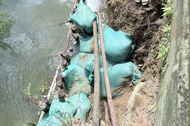 Huế: Khẩn cấp khắc phục sụt l&uacute;n, đảm bảo an to&agrave;n tuyến đường b&ecirc; t&ocirc;ng dọc s&ocirc;ng Bồ- Ảnh 2.