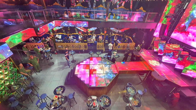 Đột k&iacute;ch qu&aacute;n bar, c&ocirc;ng an ph&aacute;t hiện nhiều đối tượng dương t&iacute;nh với ma t&uacute;y- Ảnh 1.