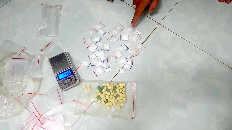 Đột k&iacute;ch qu&aacute;n bar, c&ocirc;ng an ph&aacute;t hiện nhiều đối tượng dương t&iacute;nh với ma t&uacute;y- Ảnh 2.