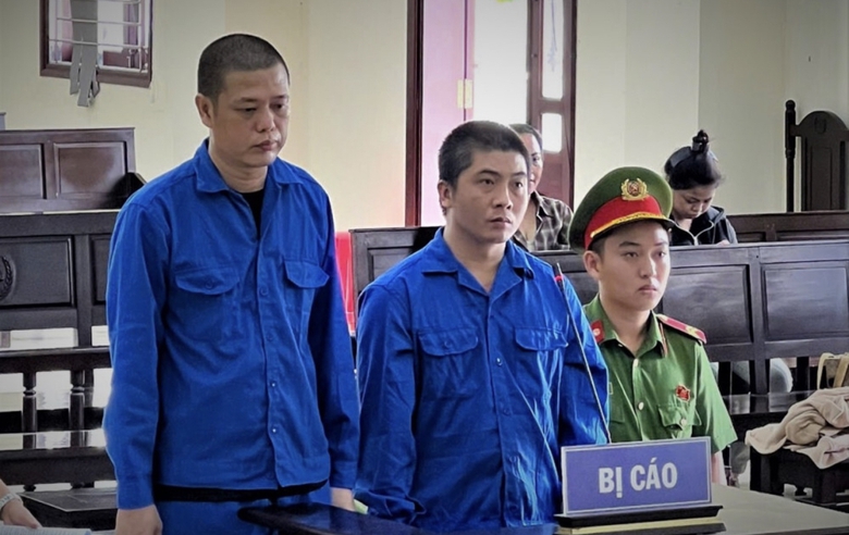 Hai đối tượng cướp giật d&acirc;y chuyền v&agrave;ng khiến nạn nh&acirc;n thương tật lĩnh tổng 37 năm t&ugrave;- Ảnh 1.