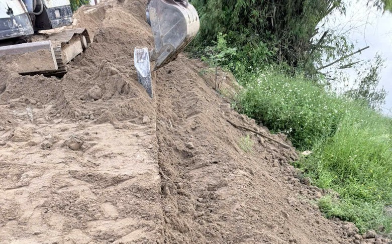 Huế: Khẩn cấp khắc phục sụt l&uacute;n, đảm bảo an to&agrave;n tuyến đường b&ecirc; t&ocirc;ng dọc s&ocirc;ng Bồ- Ảnh 7.