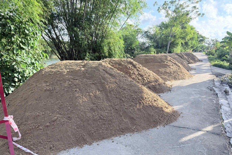 Huế: Khẩn cấp khắc phục sụt l&uacute;n, đảm bảo an to&agrave;n tuyến đường b&ecirc; t&ocirc;ng dọc s&ocirc;ng Bồ- Ảnh 10.