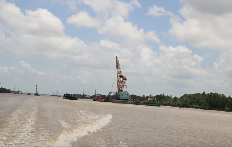 Thi c&ocirc;ng 24/24h, nạo v&eacute;t hơn 52km luồng, đưa t&agrave;u lớn v&agrave;o s&ocirc;ng Hậu- Ảnh 1.