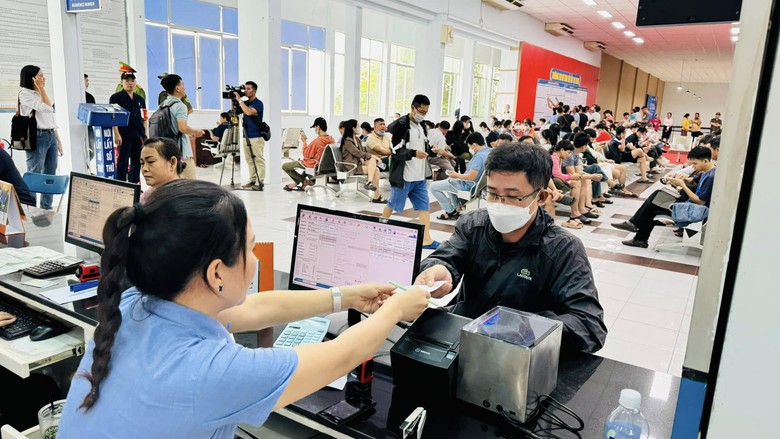 Mua v&eacute; t&agrave;u Tết chặng c&agrave;ng xa gi&aacute; c&agrave;ng giảm, đến 20%- Ảnh 1.