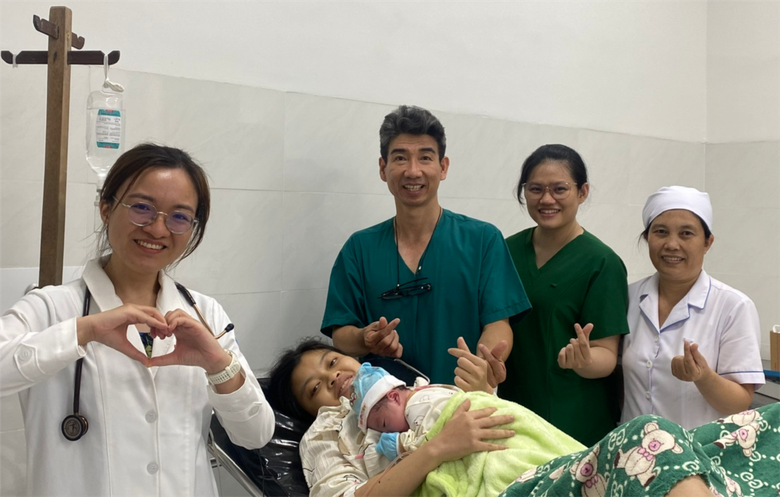 B&aacute;c sĩ phẫu thuật th&agrave;nh c&ocirc;ng nhiều ca bệnh phức tạp tại C&ocirc;n Đảo- Ảnh 2.