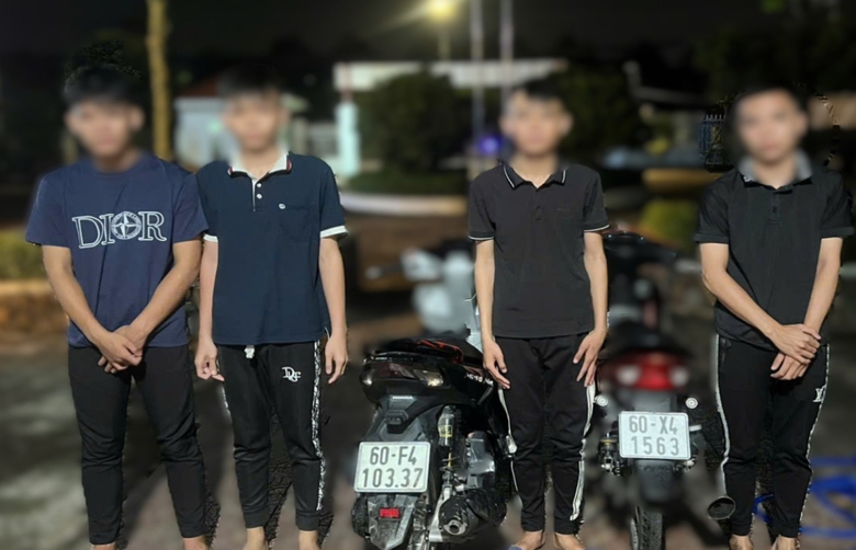 Lập hồ sơ xử l&yacute; 4 thanh, thiếu ni&ecirc;n d&ugrave;ng xe m&aacute;y "diễn xiếc" tr&ecirc;n đường khu c&ocirc;ng nghiệp- Ảnh 1.