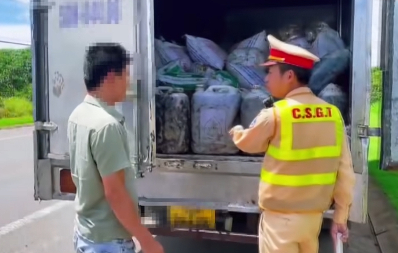 CSGT chặn bắt quả tang xe tải chở gần 7 tấn mỡ động vật kh&ocirc;ng r&otilde; nguồn gốc- Ảnh 1.