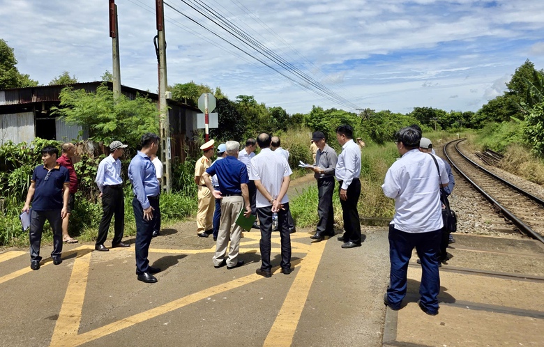 Đồng Nai mạnh tay dẹp lối đi tự mở, x&oacute;a điểm đen v&agrave; siết chặt an to&agrave;n đường sắt Bắc - Nam- Ảnh 3.