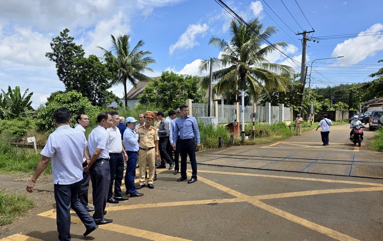 Đồng Nai mạnh tay dẹp lối đi tự mở, x&oacute;a điểm đen v&agrave; siết chặt an to&agrave;n đường sắt Bắc - Nam- Ảnh 2.