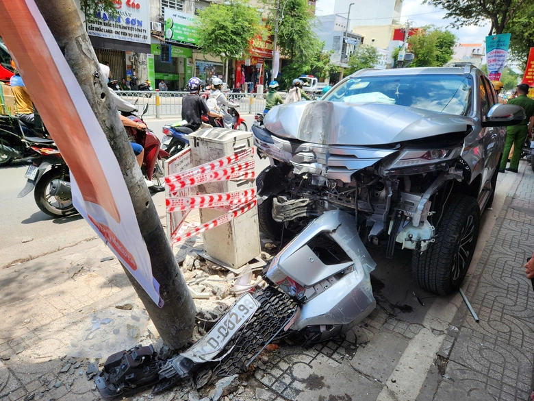 TP.HCM: Ô tô 7 chỗ tông liên hoàn nhiều xe máy làm gãy trụ điện, 3 người bị thương- Ảnh 1. TP.HCM: Ô tô 7 chỗ tông liên hoàn nhiều xe máy làm gãy trụ điện, 3 người bị thương- Ảnh 1.