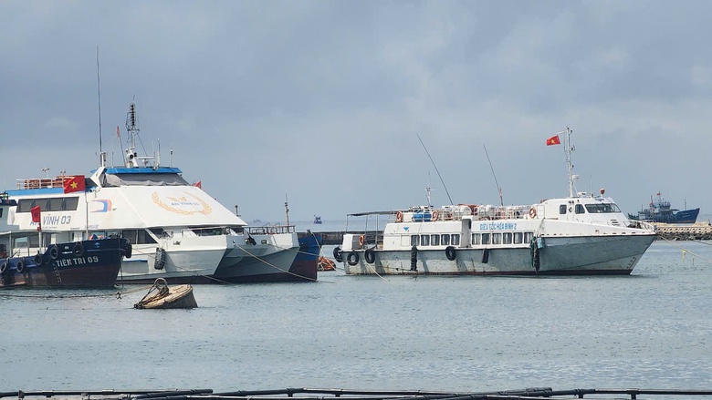 Cận cảnh những con t&agrave;u kh&aacute;ch triệu đ&ocirc; bỏ hoang ở L&yacute; Sơn- Ảnh 10.