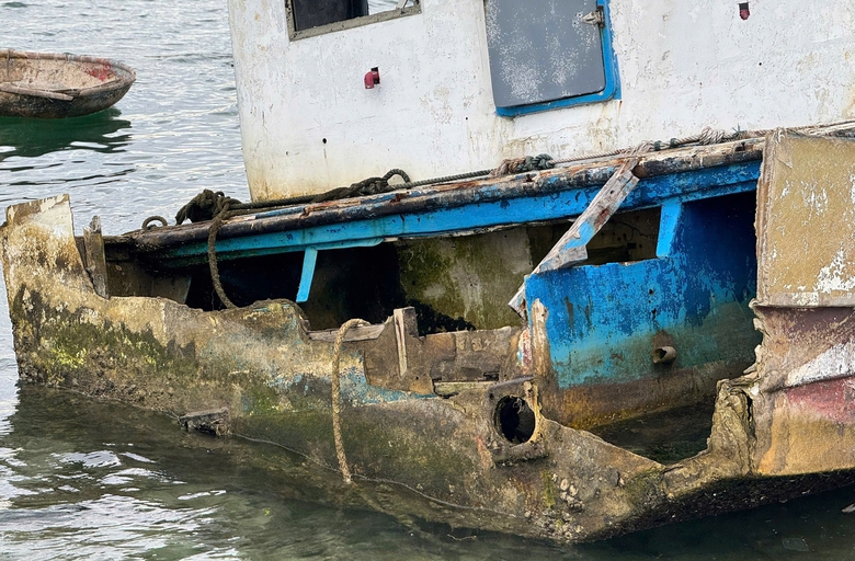 Cận cảnh những con t&agrave;u kh&aacute;ch triệu đ&ocirc; bỏ hoang ở L&yacute; Sơn- Ảnh 8.