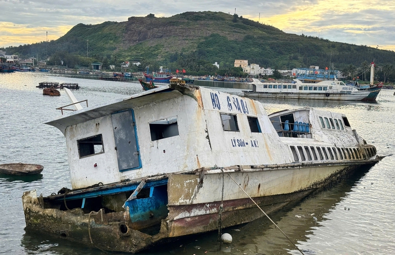 Cận cảnh những con t&agrave;u kh&aacute;ch triệu đ&ocirc; bỏ hoang ở L&yacute; Sơn- Ảnh 1.