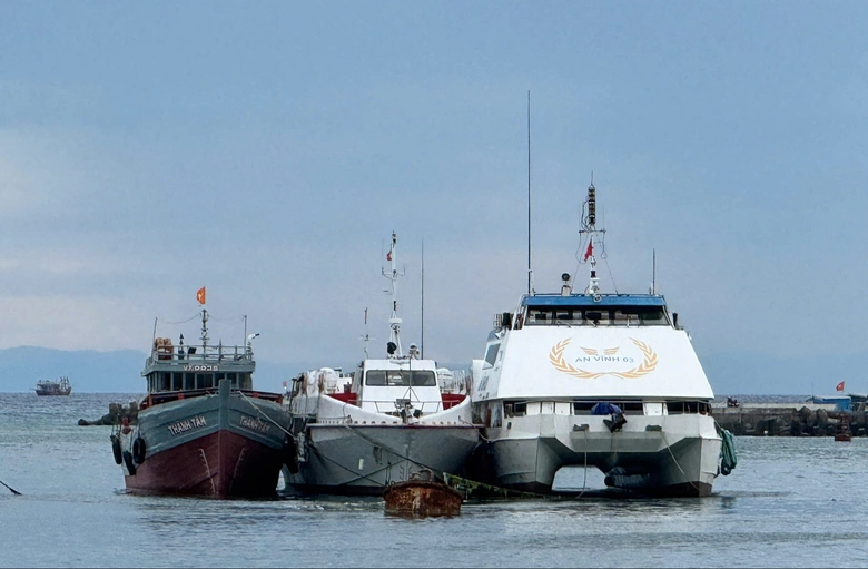 Cận cảnh những con t&agrave;u kh&aacute;ch triệu đ&ocirc; bỏ hoang ở L&yacute; Sơn- Ảnh 3.