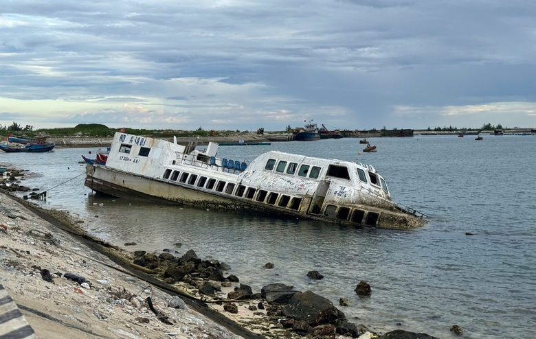 Cận cảnh những con t&agrave;u kh&aacute;ch triệu đ&ocirc; bỏ hoang ở L&yacute; Sơn- Ảnh 2.