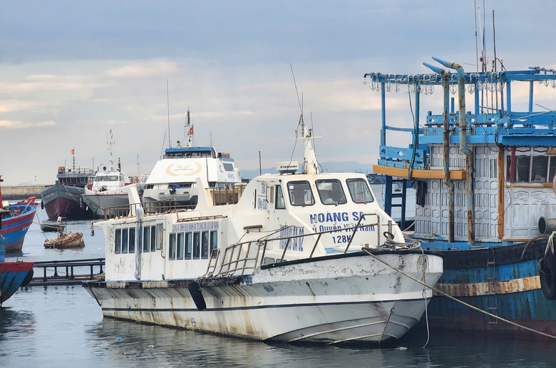 Cận cảnh những con t&agrave;u kh&aacute;ch triệu đ&ocirc; bỏ hoang ở L&yacute; Sơn- Ảnh 11.