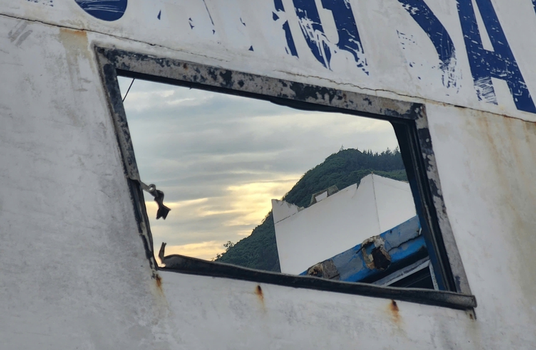 Cận cảnh những con t&agrave;u kh&aacute;ch triệu đ&ocirc; bỏ hoang ở L&yacute; Sơn- Ảnh 6.