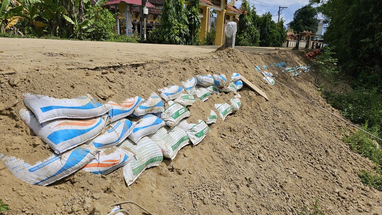 Huế: Khẩn cấp khắc phục sụt l&uacute;n, đảm bảo an to&agrave;n tuyến đường b&ecirc; t&ocirc;ng dọc s&ocirc;ng Bồ- Ảnh 6.