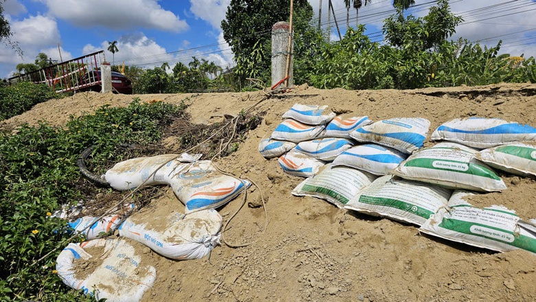 Huế: Khẩn cấp khắc phục sụt l&uacute;n, đảm bảo an to&agrave;n tuyến đường b&ecirc; t&ocirc;ng dọc s&ocirc;ng Bồ- Ảnh 11.