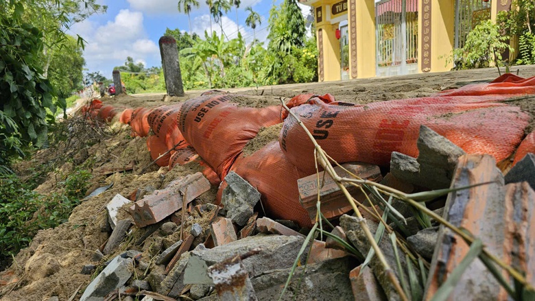 Huế: Khẩn cấp khắc phục sụt l&uacute;n, đảm bảo an to&agrave;n tuyến đường b&ecirc; t&ocirc;ng dọc s&ocirc;ng Bồ- Ảnh 5.