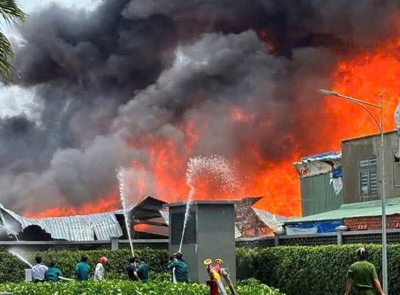 Ch&aacute;y nh&agrave; xưởng ở TP.HCM, 1 người tử vong- Ảnh 2.