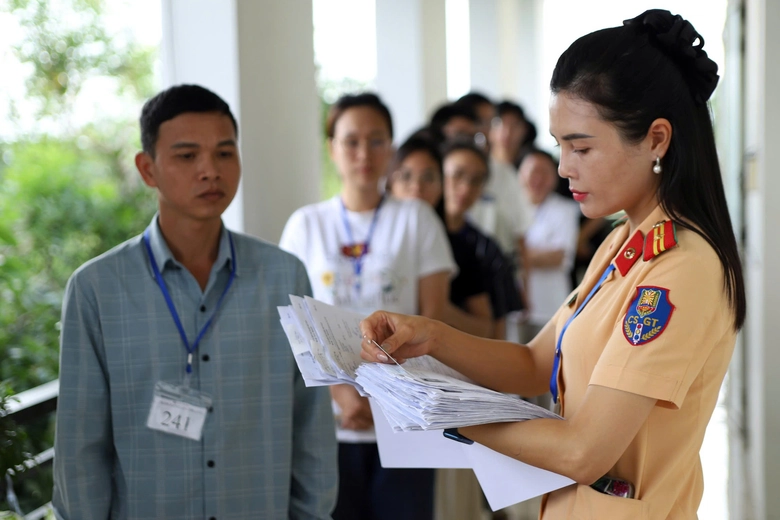 CSGT Hà Nội cơ bản giải quyết lượng hồ sơ sát hạch lái xe tồn đọng- Ảnh 1. CSGT Hà Nội cơ bản giải quyết lượng hồ sơ sát hạch lái xe tồn đọng- Ảnh 1.