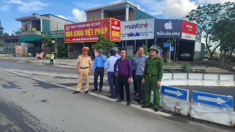 Tháo dải phân cách, kẻ lại vạch sơn tại nút giao QL1 qua Hà Tĩnh để giảm nguy cơ tai nạn- Ảnh 2. Tháo dải phân cách, kẻ lại vạch sơn tại nút giao QL1 qua Hà Tĩnh để giảm nguy cơ tai nạn- Ảnh 2.