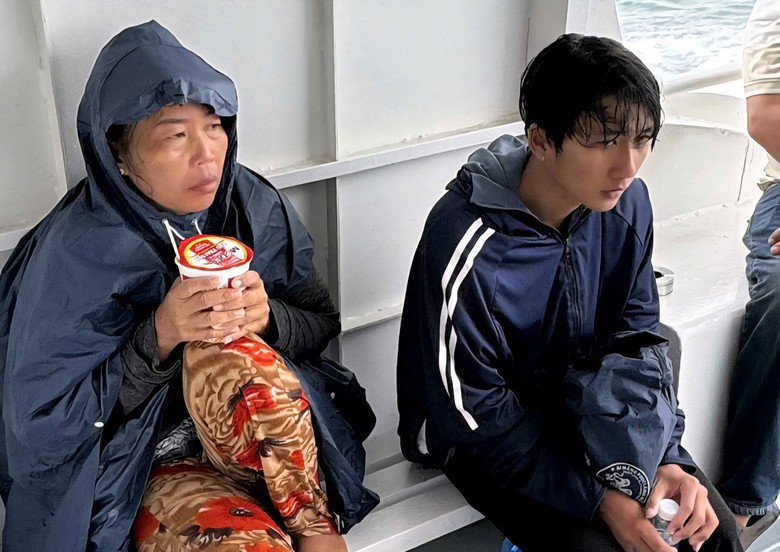 T&agrave;u từ Rạch Gi&aacute; đi Ph&uacute; Quốc kịp thời cứu 4 ngư d&acirc;n tr&ocirc;i dạt tr&ecirc;n biển T&acirc;y Nam- Ảnh 1.