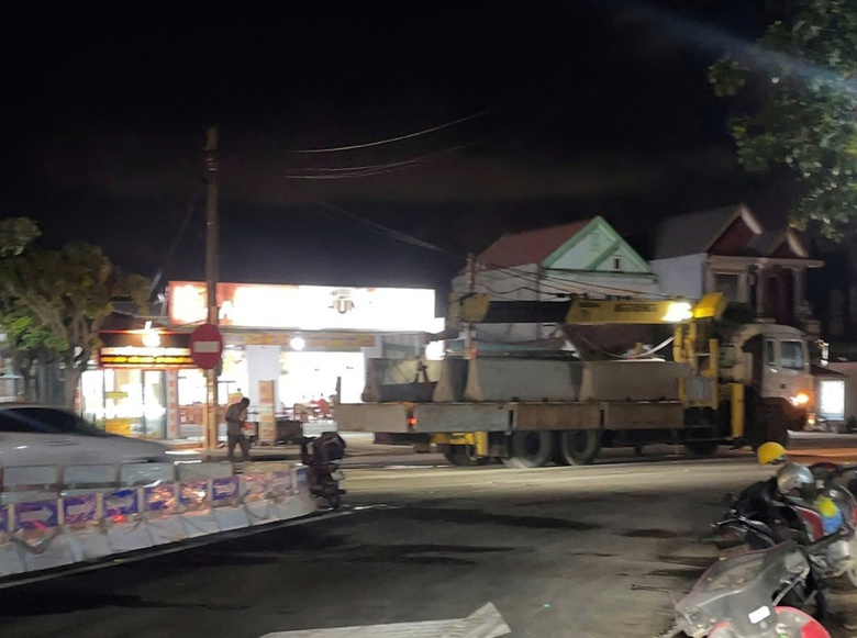 Tháo dải phân cách, kẻ lại vạch sơn tại nút giao QL1 qua Hà Tĩnh để giảm nguy cơ tai nạn- Ảnh 3. Tháo dải phân cách, kẻ lại vạch sơn tại nút giao QL1 qua Hà Tĩnh để giảm nguy cơ tai nạn- Ảnh 3.