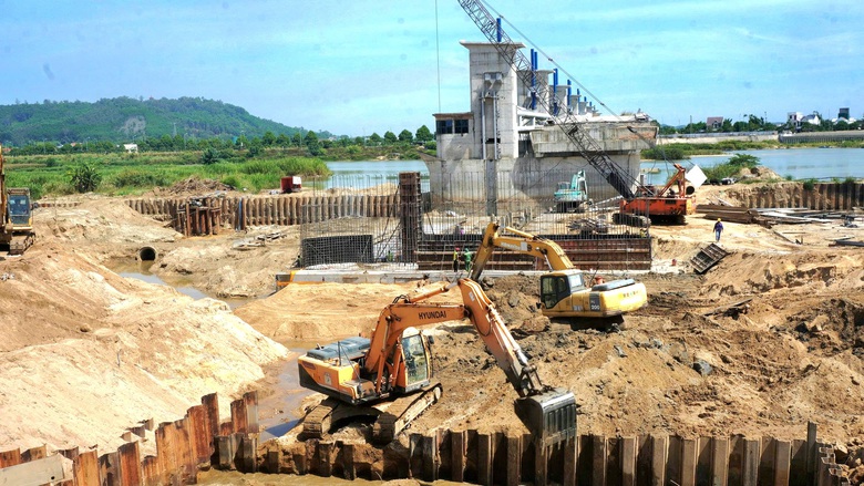 Quảng Ng&atilde;i chạy đua đưa c&aacute;c dự &aacute;n ngh&igrave;n tỷ đồng tr&ecirc;n s&ocirc;ng Tr&agrave; Kh&uacute;c về đ&iacute;ch năm 2025- Ảnh 2.