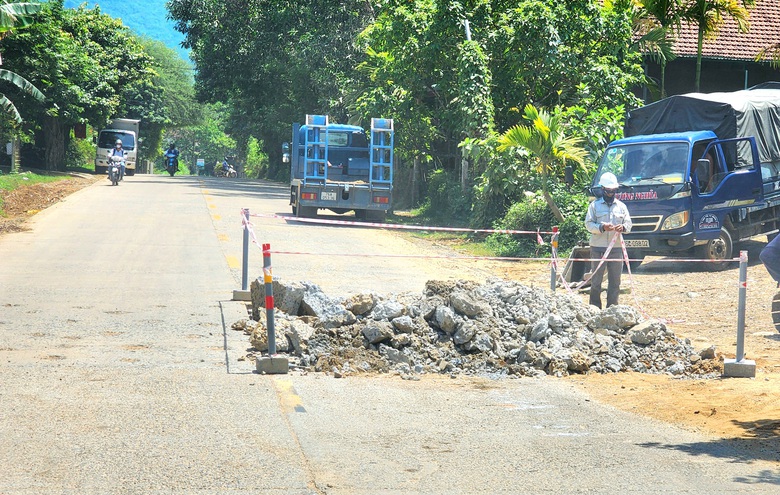 Quảng Ng&atilde;i đẩy mạnh sửa chữa, cải tạo quốc lộ 24B đảm bảo an to&agrave;n giao th&ocirc;ng- Ảnh 2.