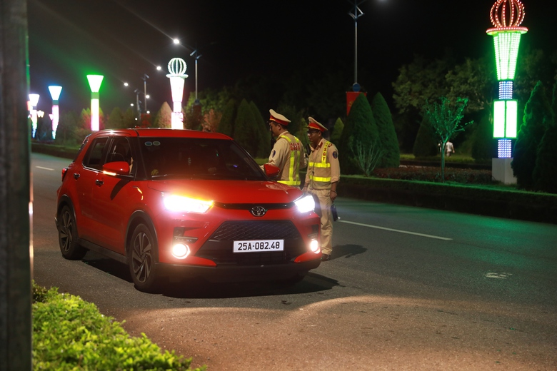 Cảnh s&aacute;t giao th&ocirc;ng Lai Ch&acirc;u ng&agrave;y đ&ecirc;m căng m&igrave;nh giữ b&igrave;nh y&ecirc;n những tuyến đường- Ảnh 6.