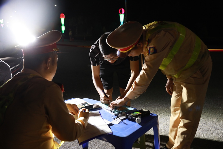 Cảnh s&aacute;t giao th&ocirc;ng Lai Ch&acirc;u ng&agrave;y đ&ecirc;m căng m&igrave;nh giữ b&igrave;nh y&ecirc;n những tuyến đường- Ảnh 8.