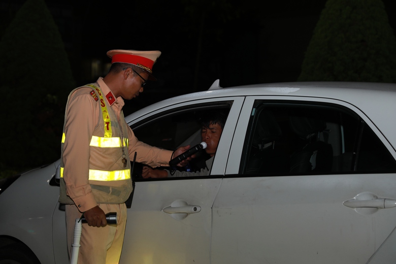 Cảnh s&aacute;t giao th&ocirc;ng Lai Ch&acirc;u ng&agrave;y đ&ecirc;m căng m&igrave;nh giữ b&igrave;nh y&ecirc;n những tuyến đường- Ảnh 9.