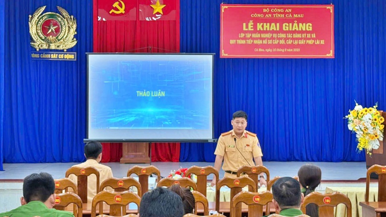 C&agrave; Mau: Tập huấn nghiệp vụ đăng k&yacute; xe, cấp đổi giấy ph&eacute;p l&aacute;i xe cho c&ocirc;ng an x&atilde;- Ảnh 1.