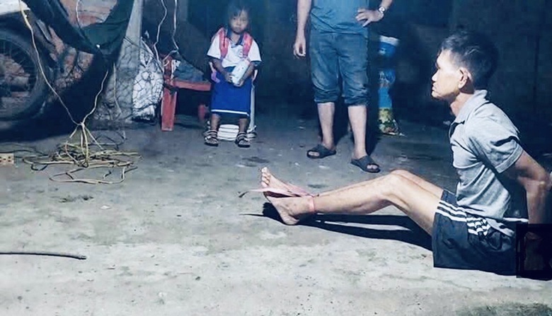 B&eacute; g&aacute;i lớp 1 mất t&iacute;ch sau giờ tan trường, được t&igrave;m thấy ở ch&ograve;i rẫy c&ugrave;ng người đ&agrave;n &ocirc;ng- Ảnh 1.